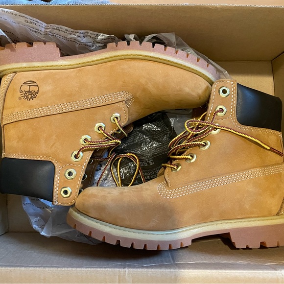 Women’s timberland boots. In new condition with box. Size 5.5 - Picture 1 of 3